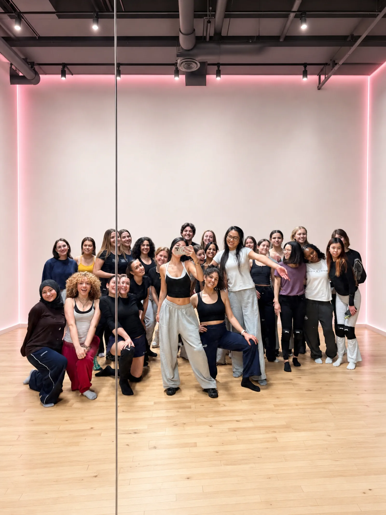 Grupo Urbano Femme · alumnas de Bloom Studio en clase de baile femenino en Cádiz