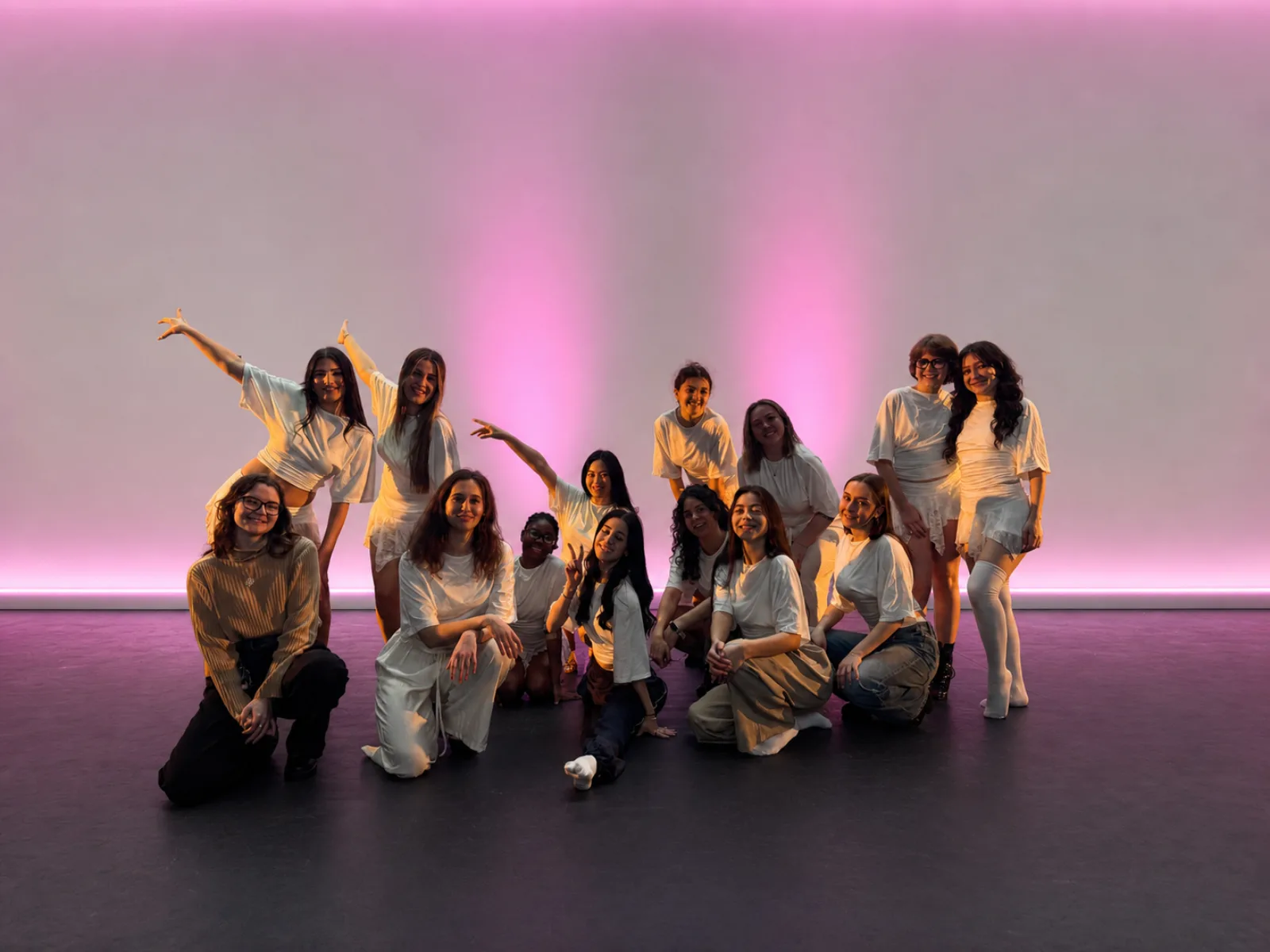 Familia Bloom Studio · grupo de alumnas y profesoras de la academia de baile en Cádiz